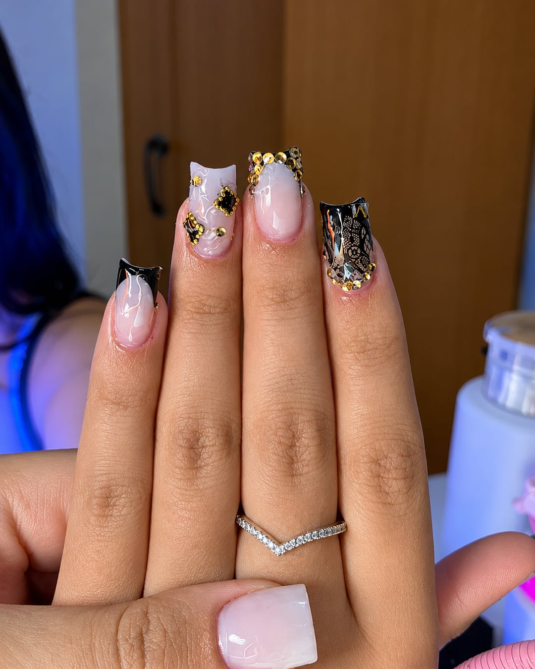 Ongles longs carrés, nuances rose et noir, strass dorés et motifs graphiques